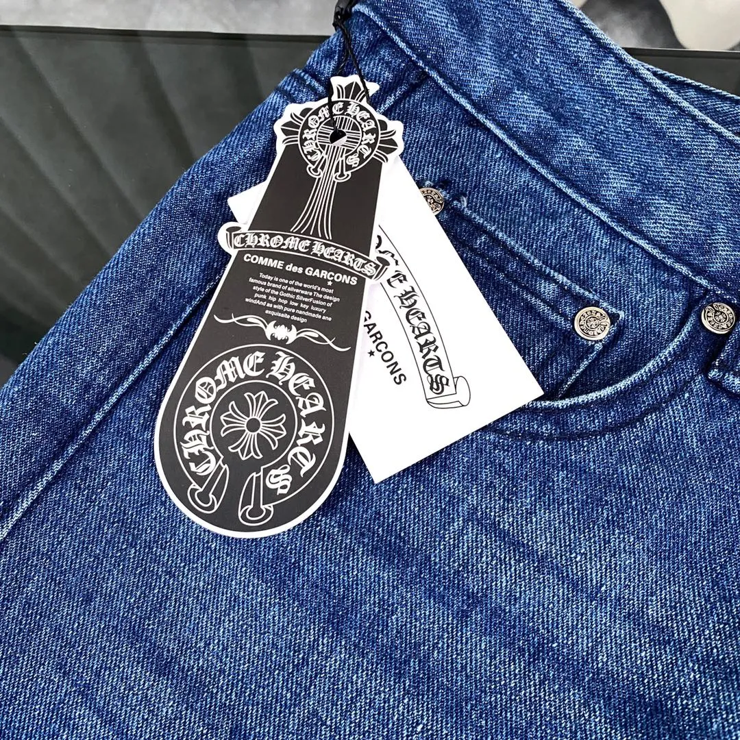 🅿️330 top version! CH Crow Heart Purple Leather Sanskrit Logo Crow Heart Cross Sanskrit overalls. The counter price is 34W level, patchwork cross flower embellishment, washed jeans! ! An absolutely high-end luxury product, a 1.9W-level god-level single product, a super popular product, made by top heavy industry, a magic weapon that cannot be missed! [About Zangyin] This is an extremely luxurious fashion brand that can also be called the nobility of the high street. It has always been an exclusive brand for some hipsters or rich second generations. Compared with ordinary high streets, it is more luxurious and noble. Compared with luxury brands, it is more fashionable and individual. It has always been a brand that I have a special liking for. [Top heavy industry fashionable design] Consistently made in high street luxury style. Speaking of this style, the Zangyin family and GU family are definitely the leading representative brands. Especially the Zangyin family has really achieved a state-of-the-art effect in creating high street style. The unique washed material is used to create this style. The color system is quite eye-catching. It is decorated with patchwork cross flowers, which cleverly highlights the charm of the brand. Secondly, this style uses classic The high-waist cutting design highlights the long legs and fashionable temperament of the upper body. The brand is highly recognizable and the slim fit configuration is more suitable for daily wear. It is a product that interprets personality, fashion, and specifications at a glance. This single product is enough to make any fan excited. It can be a white T-shirt for youthful preppy style, or a tight suspender for lady style. It has strong matching ability and can be easily controlled by men.  [Material and craftsmanship] Needless to say, this point goes without saying. As an excellent craftsman brand, Zangyin has really perfect requirements for details and craftsmanship. The washed color of this model has gone through so many processes, not to mention the embellishment of the denim appliqués. It is also purely handmade and sewn. Just like what they believe in, only handmade things have soul and have the meaning of wear. A top-notch heavy-duty fashionable denim item, I look forward to your perfect interpretation! !  Color: Black Size: S-XL
